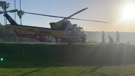 helicópteros de extinción de incendios se preparan para combatir el incendio