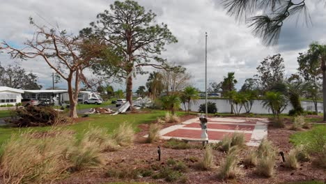 Video-De-Drones-De-4k-De-Daños-Por-Huracanes-En-Un-Parque-De-Casas-Móviles-En-North-Port,-Florida---02