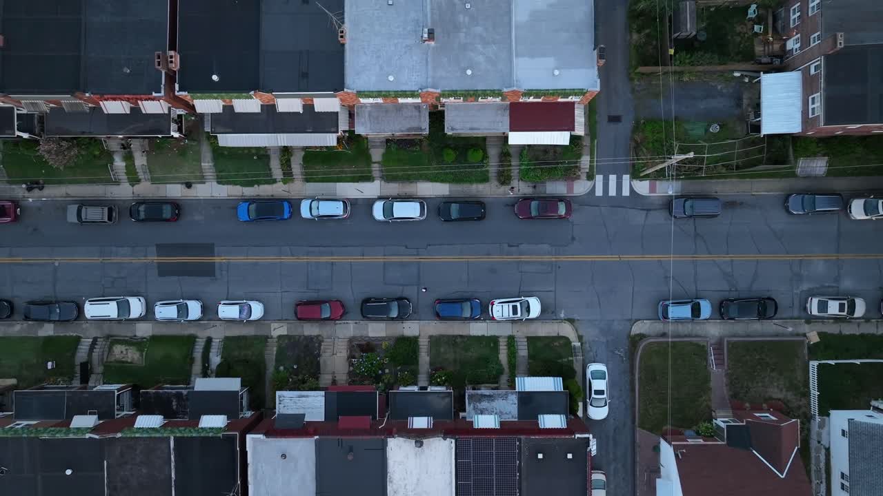 calle oscura de la ciudad por la noche