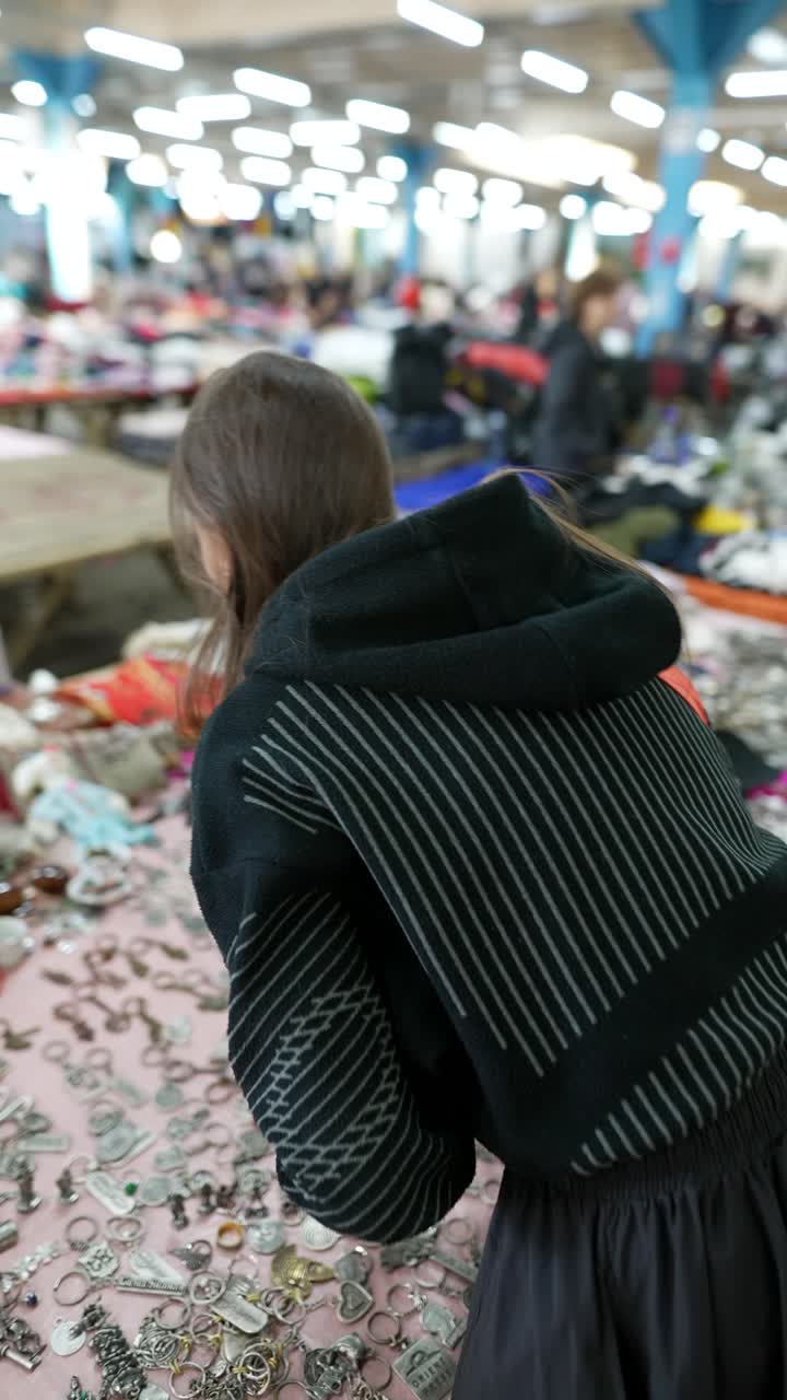 mujer navegando en un mercado de pulgas
