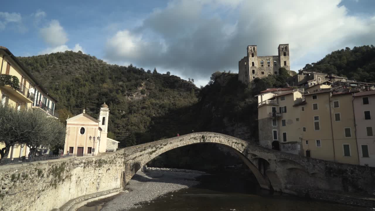 pueblo italiano con antiguo puente y castillo