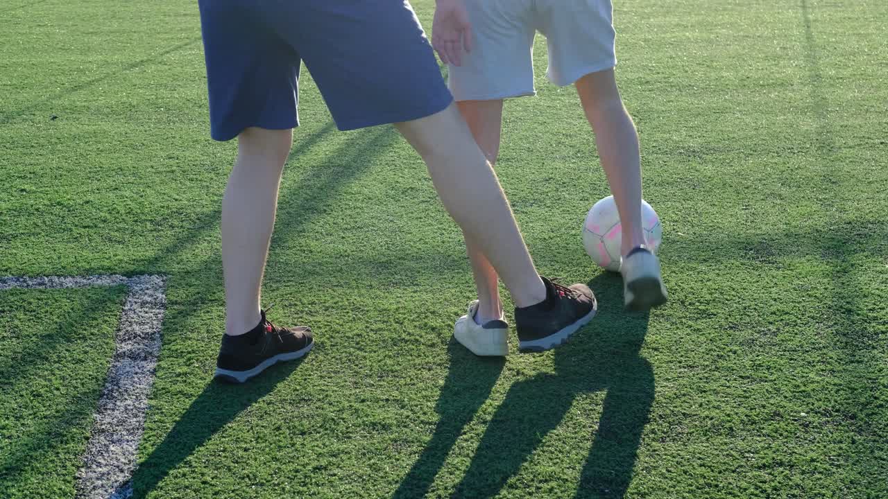 두 명의 어린 소년 축구 선수