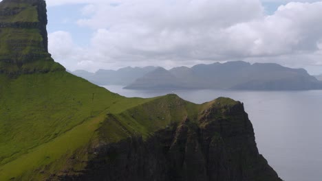 Berühmter-Kallur-Leuchtturm-Auf-Der-Insel-Kalsoy-In-Trollanes,-Färöer-Inseln