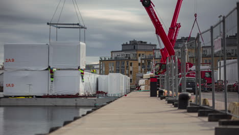 Niedrigwinkel-Zeitraffer-Der-Kranbeladung-Von-Schiffscontainern-Auf-Einem-Schiff-Im-Industriehafen