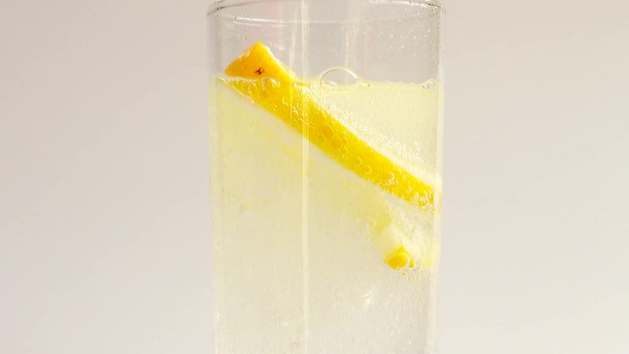 Preparazione di una bevanda gassata con ghiaccio e limone