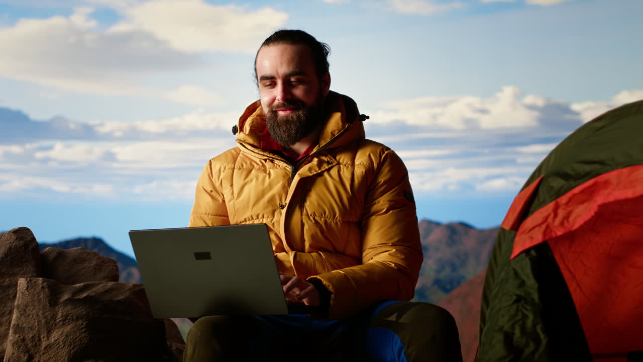 explorador adicto al trabajo siempre conectado y adicto a un trabajo ininterrumpido