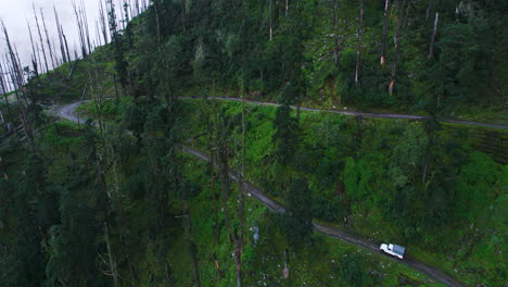 Der-Transport-Fährt-Auf-Nepals-Offroad-Strecke-Inmitten-Von-Wäldern-Mit-Nebel-Und-Bäumen,-Die-Von-Wolken-Bedeckt-Sind