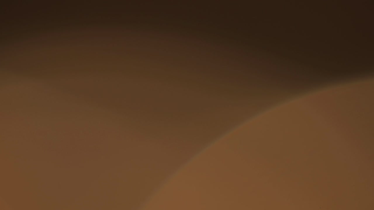 렌즈 빛의 누출 4k 영상. 렌즈 반이는 플레어 보케 오버레이, 불타는 불꽃 배경. 플래시 광선 효과