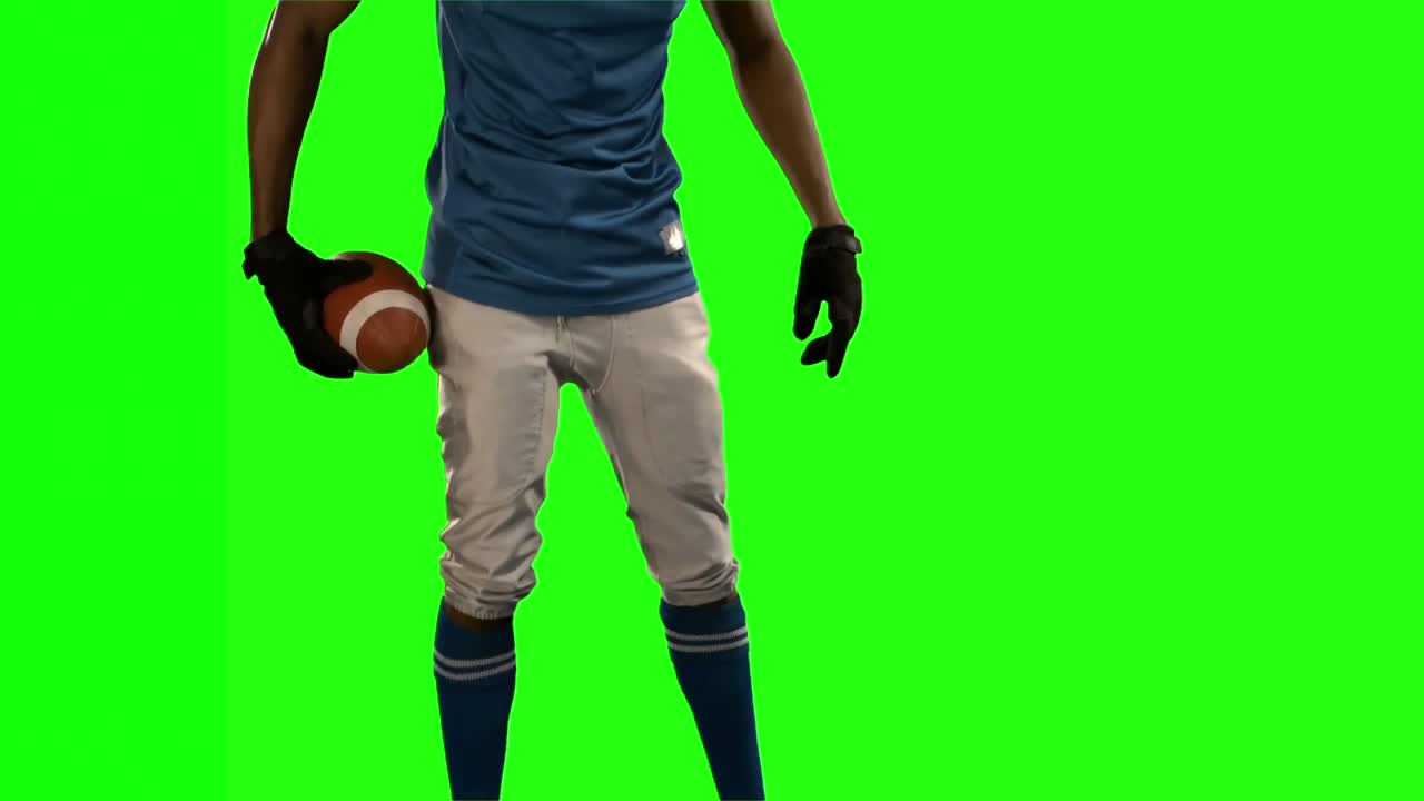 Jogador de futebol americano olhando para baixo