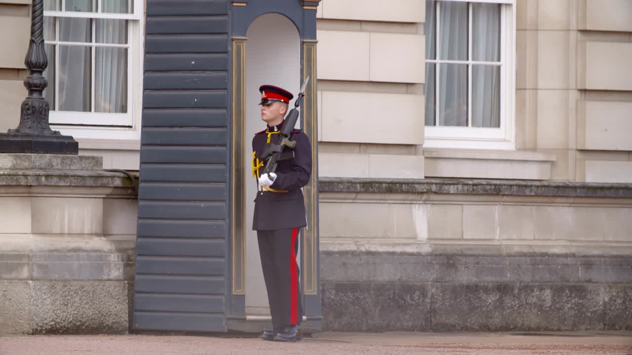 guardia marchando frente al palacio de buckingham