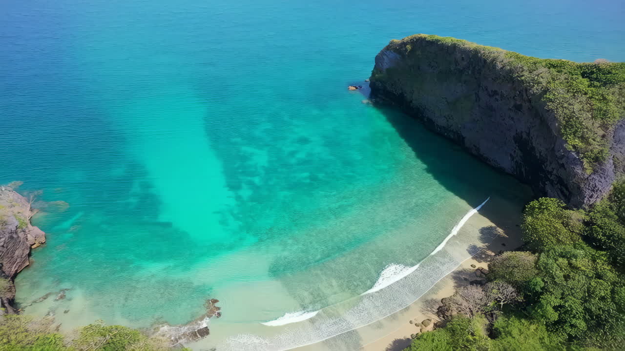 푸른 물 이 있는 열대 해변 의 공중 사진