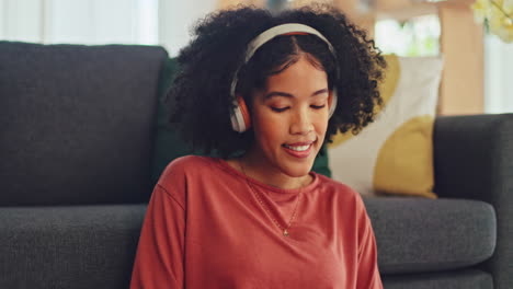 Black-woman,-laptop-and-singing-with-music