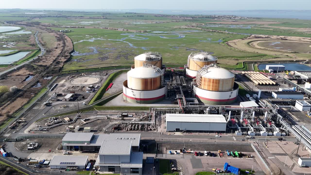Serbatoi di stoccaggio del petrolio sull'Isola di Grain, Kent, Regno Unito, riprese aeree con drone
