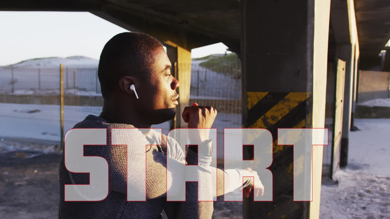 ⁇ 색으로 시작 된 텍스트의 애니메이션 행복한 피트 아프리카계 미국인 남자가 야외에서 운동하고 있습니다.