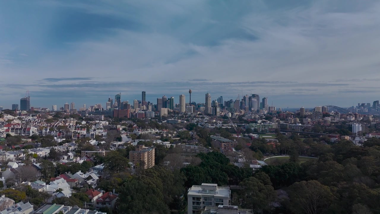 Luftfoto af Paddington, Sydney CBD. Kameraet flyver over træer mod byudsigt