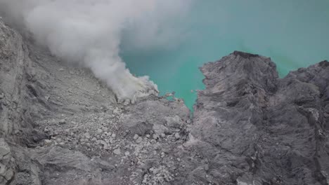 Dampfgasemission-Aus-Dem-Kratersee-Auf-Dem-Berg-Ijen,-Indonesien---Luftaufnahme