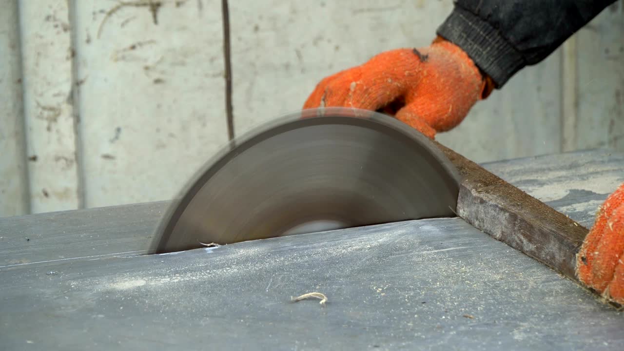 원형 도끼: 마법사는 원형 도깨비에 나무판을 잘라내고 있다.