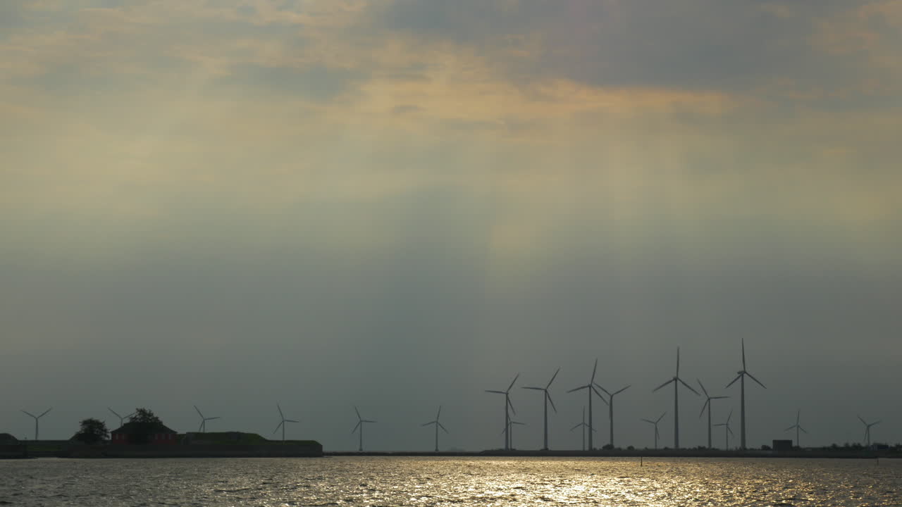 해가 지면 강변 에 있는 풍차 들