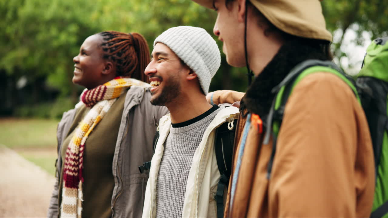 acampar, feliz o abrazar a amigos en las vacaciones de vacaciones