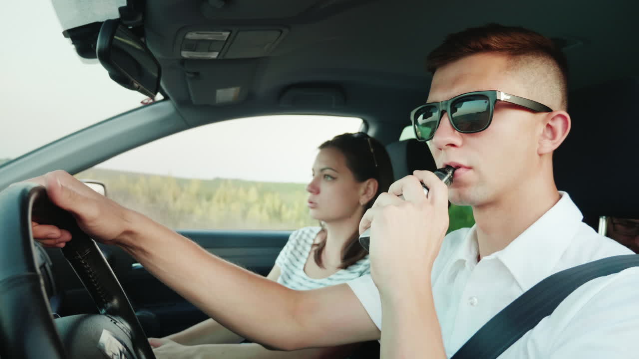 feliz pareja joven viaja en coche
