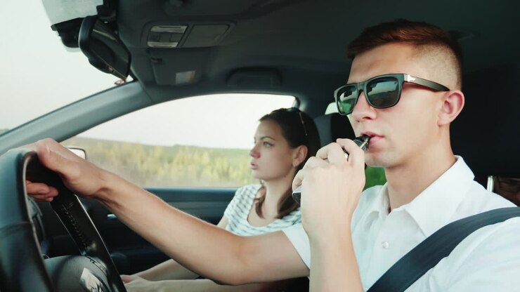 Giovane coppia felice in viaggio in auto