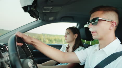 feliz pareja joven viaja en coche