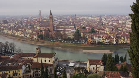 todavía toma aérea de verona en italia durante el día nublado
