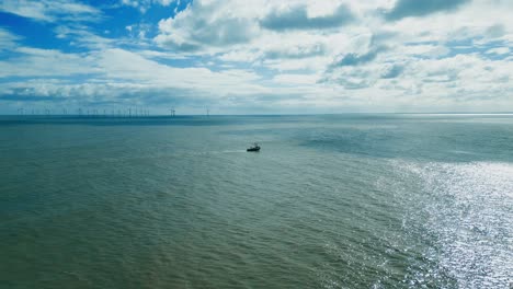 Fischerboot-Trawler-Angeln-Auf-Einem-Blaugrünen-Ozean