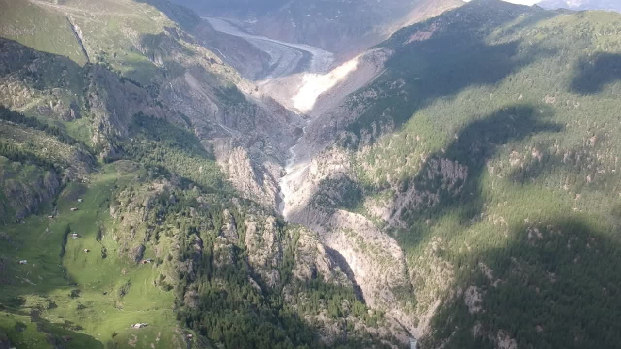 imágenes de drones del glaciar aletsch en retirada, el glaciar más grande de los alpes