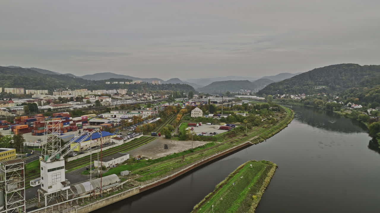 usti nad labem czechia aerial v1 drone flyover canal del río elba capturando vistas panorámicas de la zona industrial de la orilla del río, el sitio de la cantera y el paisaje urbano de la ladera de la colina - filmado con mavic 3 cine - noviembre 2022