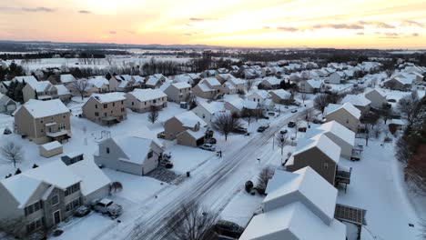 Modernes-Amerikanisches-Viertel-Während-Des-Goldenen-Sonnenuntergangs-über-Verschneiten-Häusern-Und-Straßen-In-Der-Entwicklung