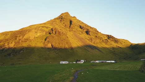 una antena de un pequeño pueblo en islandia durante el amanecer