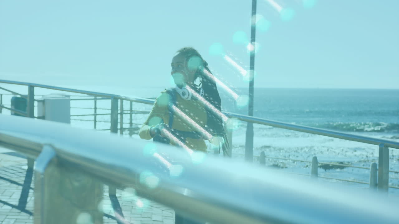 해변에서 전기 스쿠터를 타고  ⁇ 고 있는 여성 위에 회전하는 dna 가닥의 애니메이션