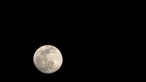 La-Hermosa-Luna-Llena-Saliendo-En-El-Cielo-Nocturno