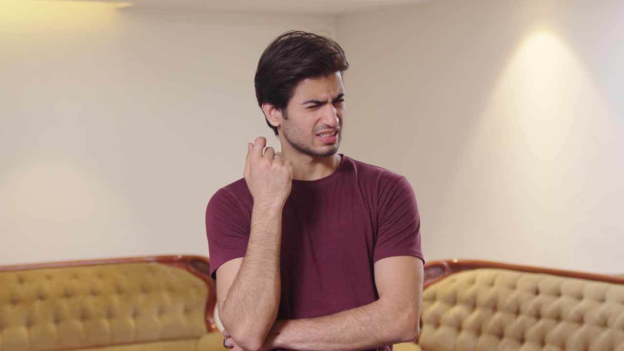 hombre indio estresado pensando en algo