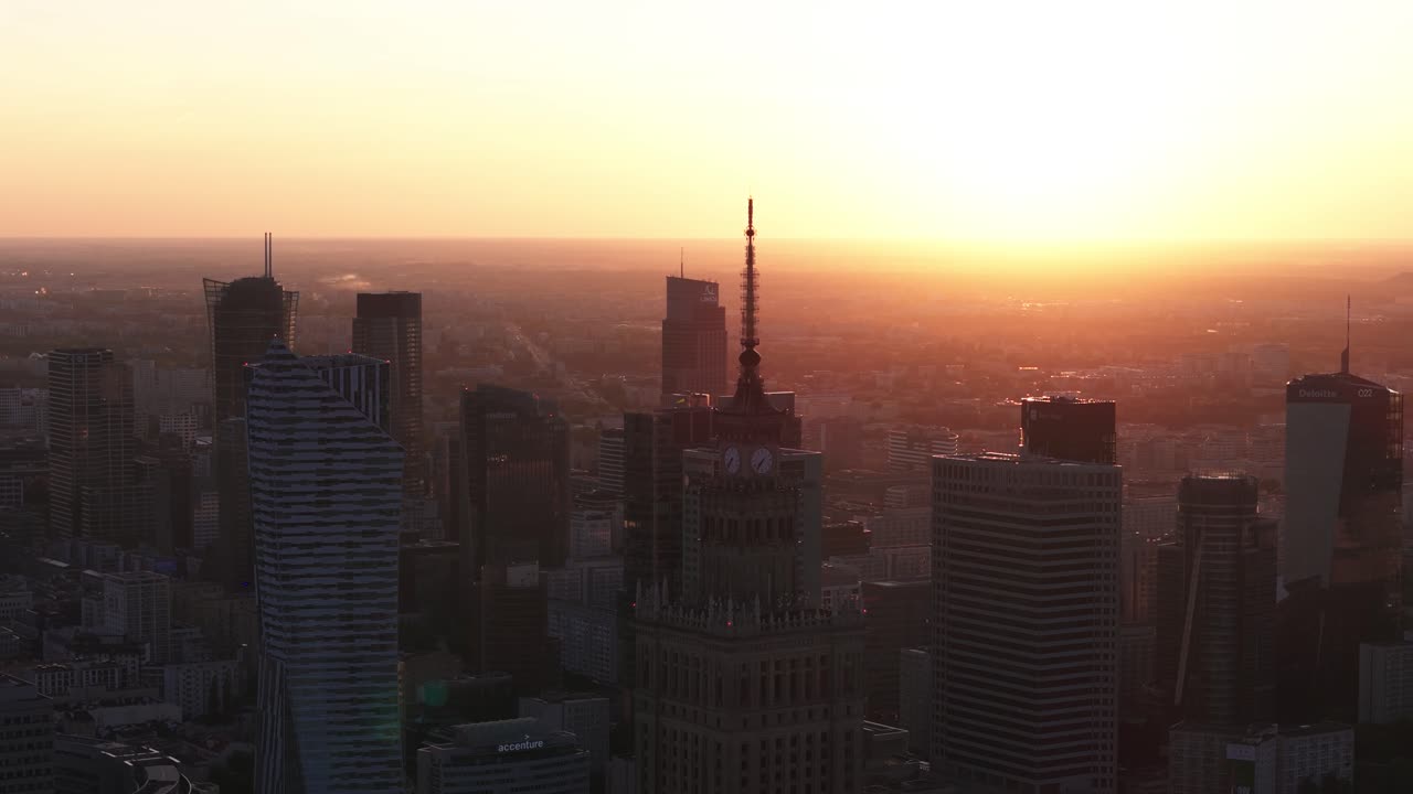 Clipe cinematográfico do edifício Palácio da Cultura e Ciência e outros durante o pôr do sol.