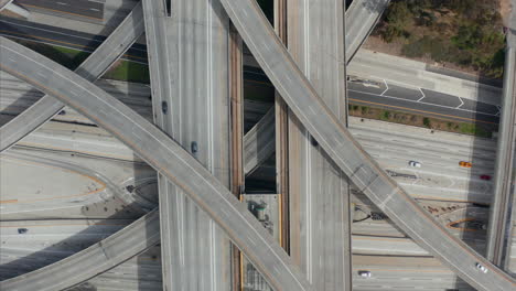 Antena:-Vuelo-Cercano-Sobre-El-Juez-Pregerson-Enorme-Conexión-De-Intercambio-Que-Muestra-Múltiples-Caminos,-Puentes,-Autopistas-Con-Poco-Tráfico-De-Automóviles-En-Los-ángeles,-California-En-Un-Hermoso-Día-Soleado