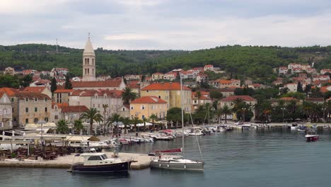 Vista-Aérea-De-La-Pequeña-Ciudad-Selca-Isla-Brac-En-Croacia