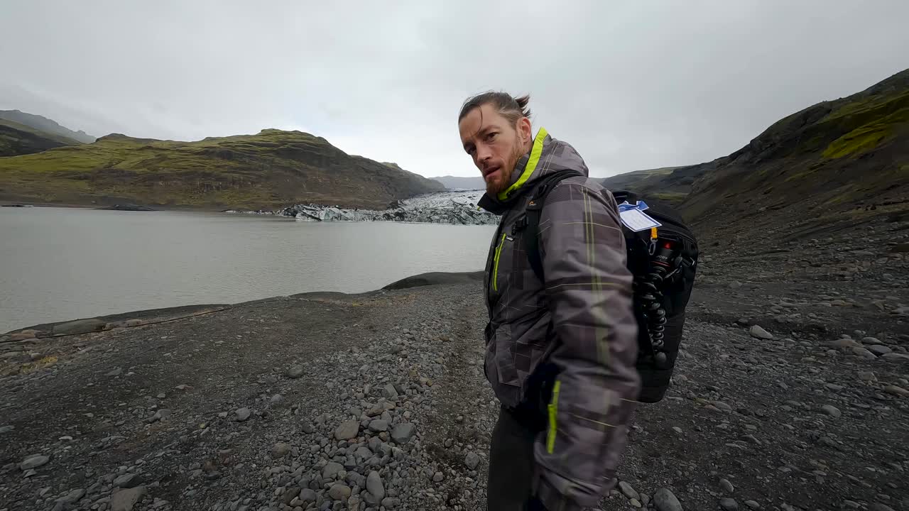 un excursionista se acerca a la laguna glaciar. explorando en islandia