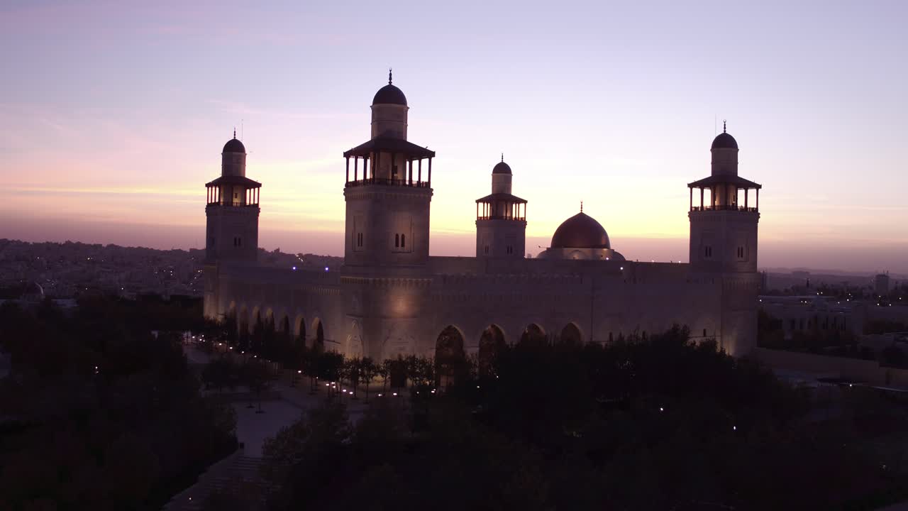 hermosa toma aérea ascendente al atardecer de la mezquita islámica en el centro de amman jordan