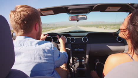 en un viaje por carretera conduciendo en un coche de pareja descapotable filmado en r3d