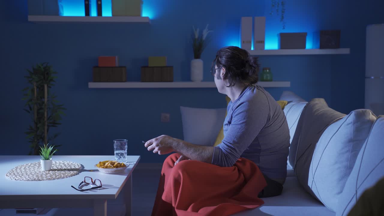 hombre gracioso quedándose dormido mientras ve la televisión.