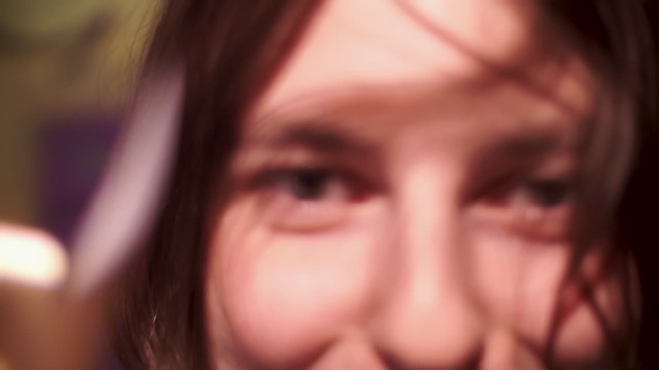 primer plano de una mujer joven tomando una selfie