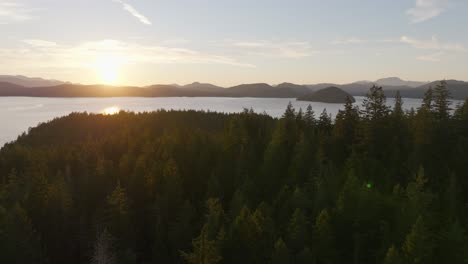 La-Costa-De-Columbia-Británica,-El-Océano-Forestal-Y-Las-Montañas-Al-Atardecer