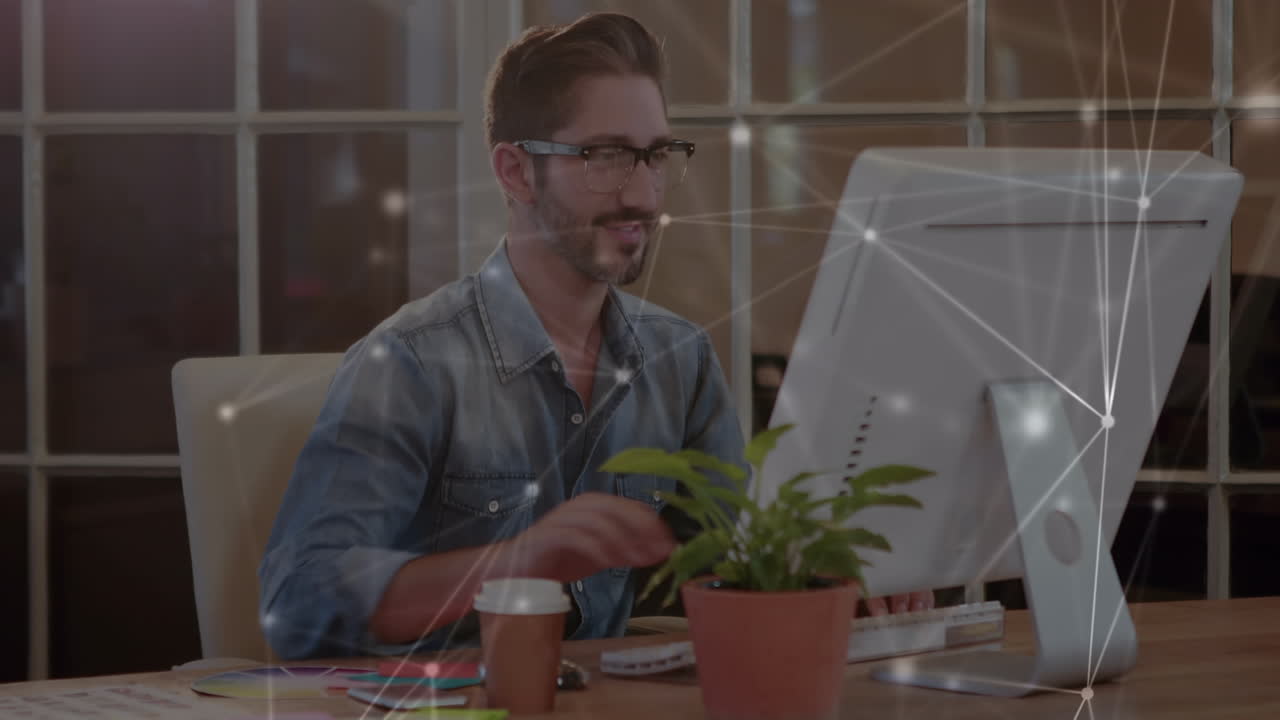 animación de redes de conexiones sobre empresario caucásico usando computadora