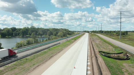 Una-Nueva-Carretera-En-Construcción,-Afuera-En-Un-Día-Soleado