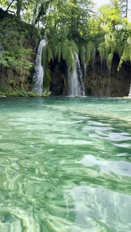 agua transparente con brillo azul turquesa, y cascadas en el parque nacional de los lagos plitvice