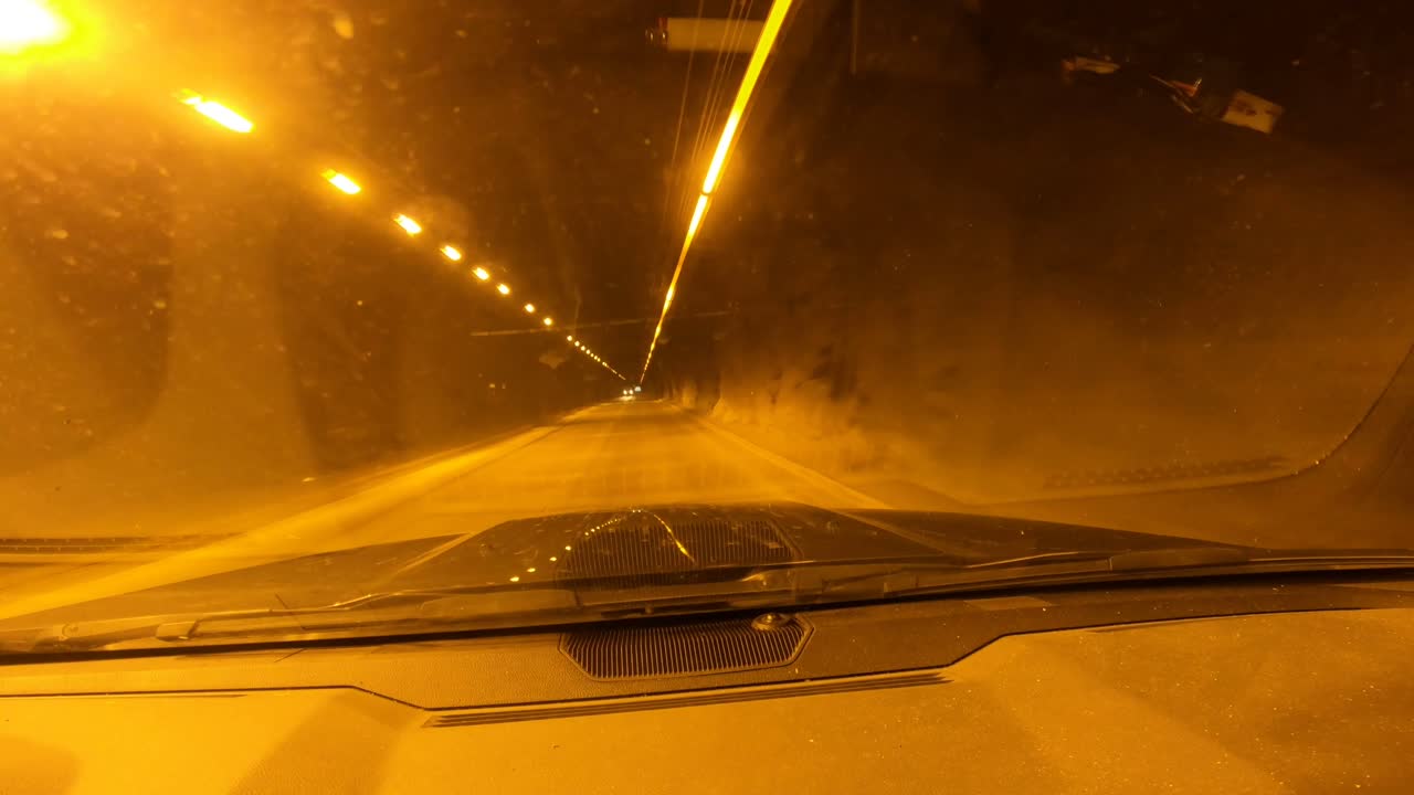 1분 동안 산 터널을 통과하는 운전 pov