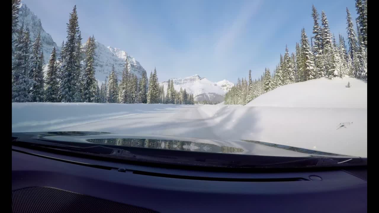 coche conduciendo en un camino nevado 4k