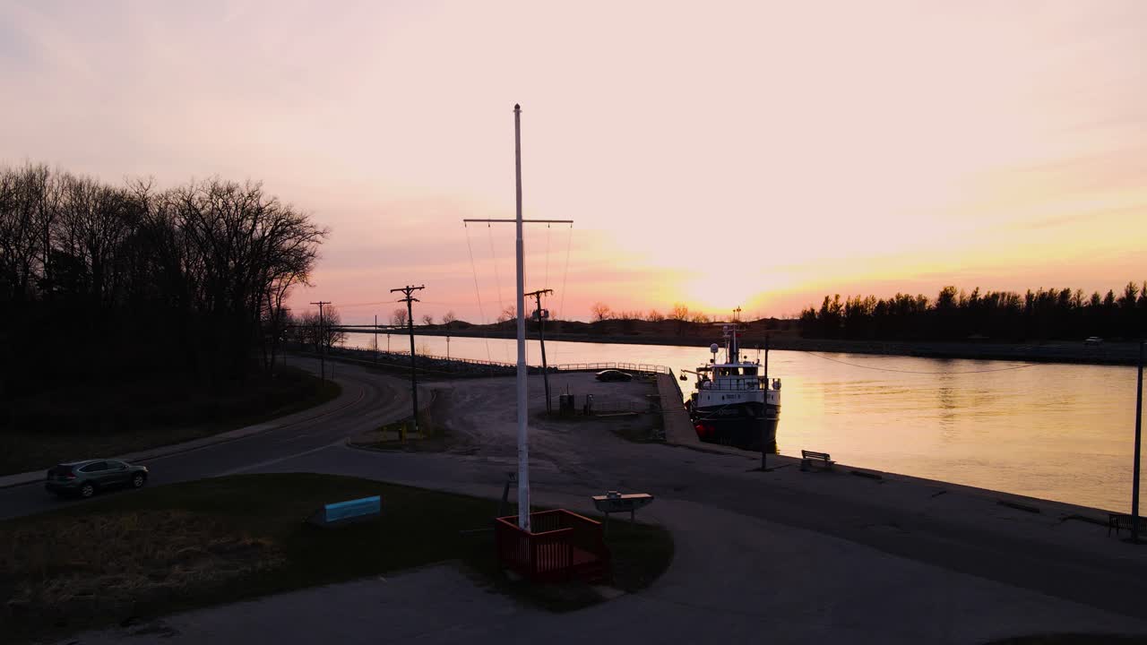 해가 지는 시점 에 호수 들 사이 에 있는 무스케곤 채널